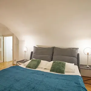 Lazenska N4 4*, Praga República Checa